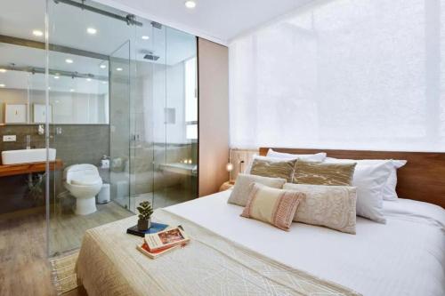 um quarto com uma cama, um chuveiro e um WC em Studio Bogota middle of it ! em Bogotá