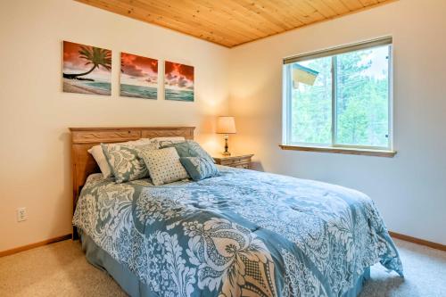 un dormitorio con una cama y una ventana en Hot Tub Access, Near Skiing Tahoe Donner Cabin, en Truckee