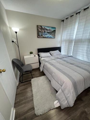 Cheerful and Cozy Bedroom with a street view close to Airport in the Heart of Brampton