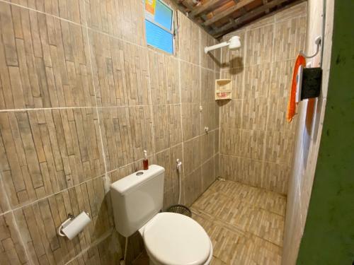 ein kleines Bad mit einem WC und einem Fenster in der Unterkunft Casa no Sítio in Guaramiranga