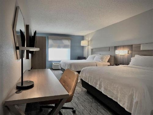 Habitación de hotel con 2 camas y escritorio en Holiday Inn Express and Suites Tampa I-75 at Bruce B. Downs, an IHG Hotel, en Tampa