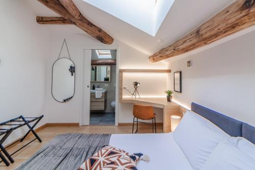 1 dormitorio con cama y escritorio con espejo en Casa Magenta en Como