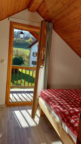 1 dormitorio con cama y ventana grande en Ferienhaus auf dem Werteshof, en Peißenberg