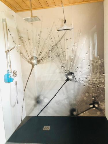 een kamer met een glazen wand met een plafond bij Ruhige Ferienwohnung direkt am Rennsteig in Igelshieb