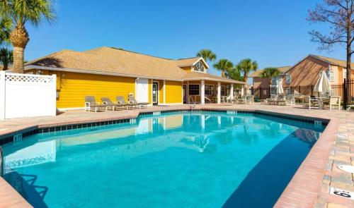 ein Swimmingpool vor einem Haus in der Unterkunft Magical 3 Bed Condo at Sweetwater Club in Kissimmee
