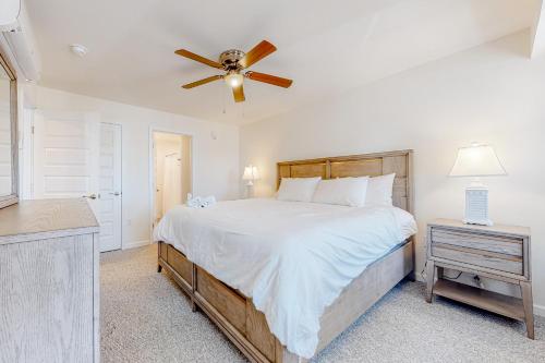1 dormitorio con 1 cama y ventilador de techo en Rehoboth Beach House --- 20494 Coastal Highway Unit #3 en Rehoboth Beach