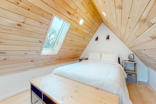 1 dormitorio con cama y ventana en The Alpine Outlook, en Londonderry