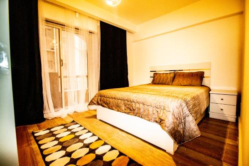 um quarto com uma cama e uma janela em Yellow & brown moderne style Near food-court no Cairo