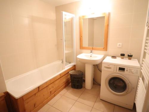 une salle de bain avec un lavabo et une machine à laver dans l'établissement Appartement Centre Les Gets, Balcon, 4/6 Couchages, Parking Inclus, Proche Remontées Mécaniques - FR-1-623-5, aux Gets