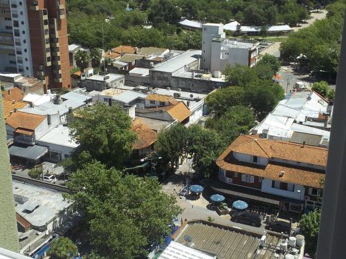 una vista aérea de una ciudad con edificios y árboles en Mono ambiente miramar en Miramar