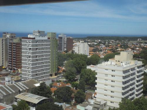 una vista aérea de una ciudad con edificios altos en Mono ambiente miramar en Miramar