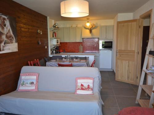 Cette chambre dispose d'une cuisine avec un canapé et une table. dans l'établissement Appartement avec balcon au pied des pistes, Les Gets - FR-1-623-147, aux Gets