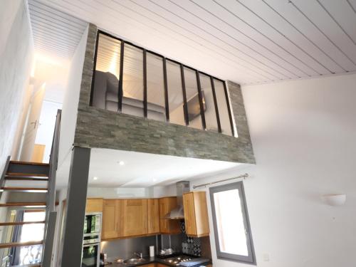 une cuisine avec une grande fenêtre au plafond dans l'établissement Appartement cosy au vieux village avec parking, proche des pistes et télécabines - FR-1-623-118, aux Gets