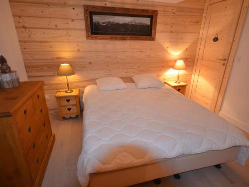 - une chambre avec un lit blanc et deux lampes dans l'établissement Appartement Duplex de Standing au Centre - 4 Couchages, Balcon, Garage Privé, WiFi - FR-1-623-204, aux Gets