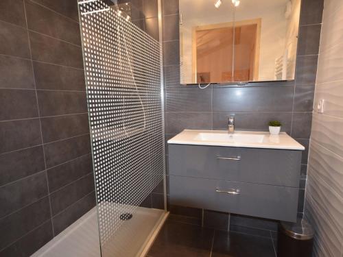 une salle de bain avec un lavabo et une douche dans l'établissement Appartement Duplex de Standing au Centre - 4 Couchages, Balcon, Garage Privé, WiFi - FR-1-623-204, aux Gets
