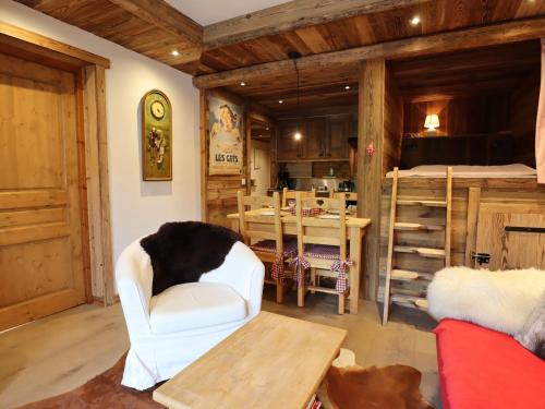 - un salon avec une chaise blanche et une table dans l'établissement Les Gets - Charmant 2 pièces au cœur de la station, à 50m des pistes et commerces - FR-1-623-15, aux Gets