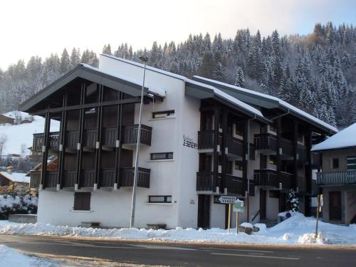 Appartement Central avec Jardin Privatif aux Gets, Proche Commerces et Pistes