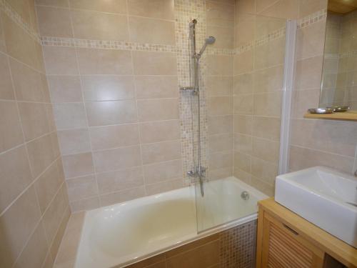 une salle de bain avec une douche, une baignoire et un lavabo dans l'établissement Les Gets - Charmant 2 pièces au cœur de la station, à 50m des pistes et commerces - FR-1-623-15, aux Gets