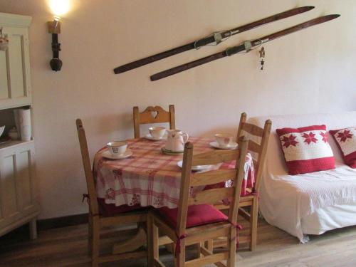 Appartement cosy, proche des pistes, stationnement, balcon, TV, et équipement cuisine complet