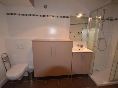 une salle de bain avec toilettes, lavabo et douche dans l'établissement Appartement au Centre des Gets, Proche Pistes et Commerces, Terrasse et Garage Inclus - FR-1-623-161, aux Gets