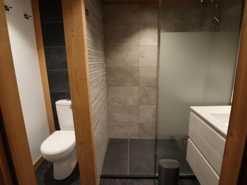 une salle de bain avec toilettes et lavabo dans l'établissement Studio cosy au cœur des Gets, pied des pistes, refait à neuf, idéal famille! - FR-1-623-53, aux Gets