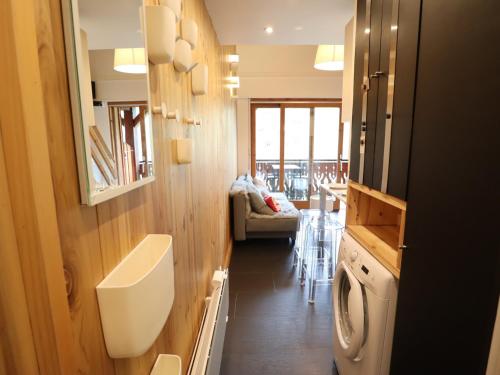 Il comprend un salon et une salle de bains pourvue d'un lave-linge. dans l'établissement Appartement rénové aux Gets, proche centre et télécabines, 1 chambre + mezzanine, parking inclus - FR-1-623-54, aux Gets