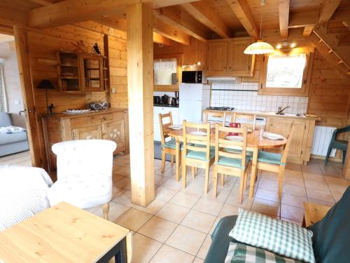 une cuisine et une salle à manger avec une table et des chaises dans l'établissement Chalet cosy aux Gets, proche du lac avec sauna et parking privé - FR-1-623-58, aux Gets