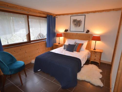 une chambre avec un lit et une chaise bleue dans l'établissement Les Gets - Très bel appartement proche du centre - FR-1-623-67, aux Gets