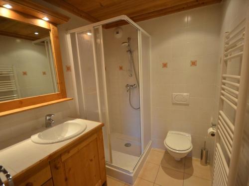 une salle de bain avec une douche, des toilettes et un lavabo dans l'établissement Appartement de standing calme, proche des pistes, avec balcon, terrasse, et garage privé aux Gets - FR-1-623-85, aux Gets