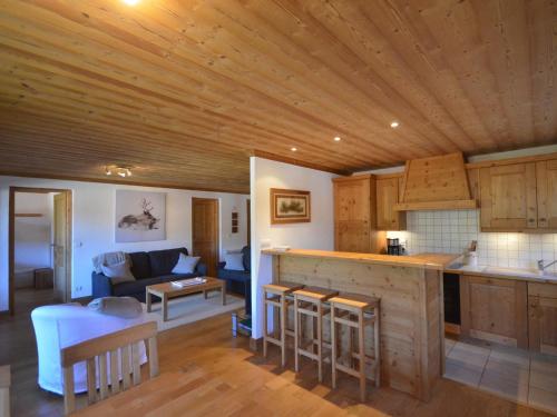 Il dispose d'une cuisine et d'un salon avec un plafond en bois. dans l'établissement Appartement de standing calme, proche des pistes, avec balcon, terrasse, et garage privé aux Gets - FR-1-623-85, aux Gets