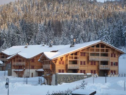 Appartement de standing calme, proche des pistes, avec balcon, terrasse, et garage privé aux Gets