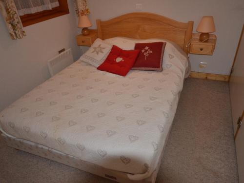 - un petit lit dans une chambre avec 2 oreillers dans l'établissement Appartement 3 étoiles aux Gets, skis aux pieds, balcon, parking et animaux acceptés - FR-1-623-125, aux Gets