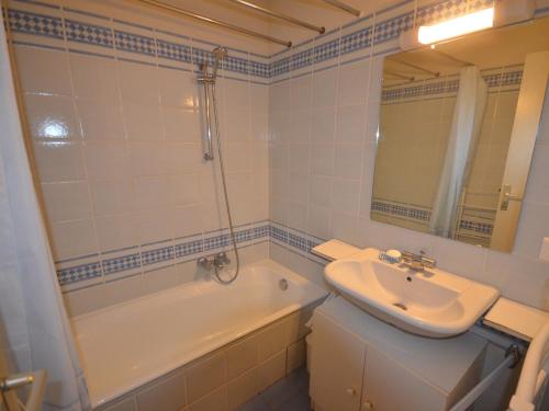 une salle de bain avec un lavabo et une baignoire et un lavabo dans l'établissement Appartement 3 étoiles aux Gets, skis aux pieds, balcon, parking et animaux acceptés - FR-1-623-125, aux Gets