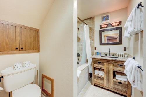 Un baño con inodoro, bañera y lavabo. en Rocky Revival, en Truckee