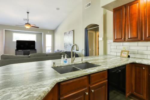 Una cocina con fregadero y una sala de estar. en Usery Mountain Oasis, en Mesa