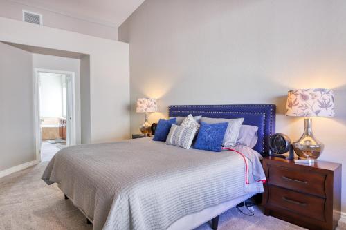 um quarto com uma cama azul com almofadas azuis em Usery Mountain Oasis em Mesa