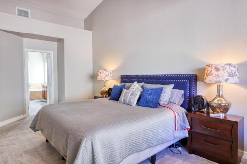 1 dormitorio con cama azul y almohadas azules en Usery Mountain Oasis, en Mesa