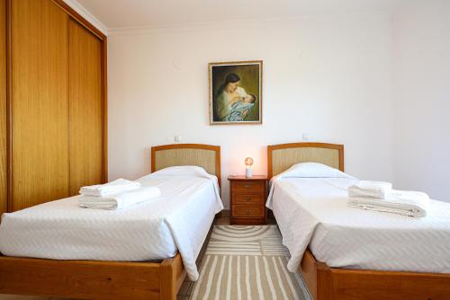 una stanza con due letti e un dipinto sul muro di B80 - Gideon Albasol 2 Bed Apartment in Lagos a Lagos