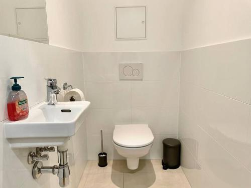 Baño blanco con aseo y lavamanos en Premium Apartment with Terrace, A/C, FREE WiFi and NETFLIX en Viena