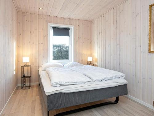 Cama grande en habitación con ventana en Two-Bedroom Holiday home in Børkop 9, en Egeskov