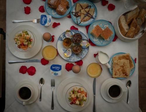 马拉喀什德莫赖斯奥林利亚德Spa酒店的桌子上摆满了早餐食物