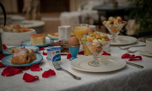 马拉喀什德莫赖斯奥林利亚德Spa酒店的桌子上摆着盘子和碗里的食物