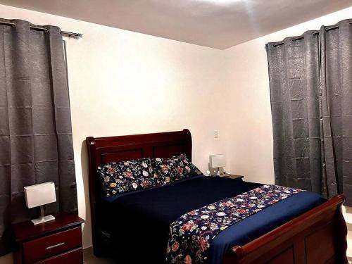 1 dormitorio con 1 cama con cortinas negras en Outstanding Pent House w/Jacuzzi, en Santiago de los Caballeros