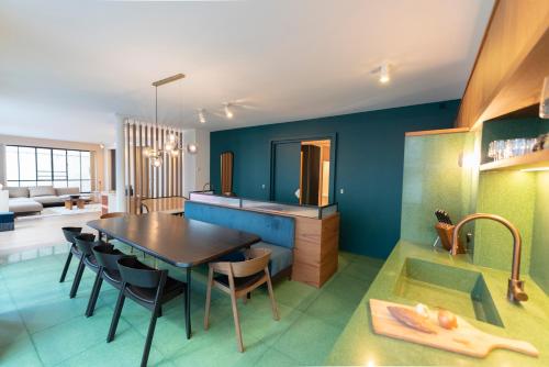 une cuisine et une salle à manger avec une table et des chaises dans l'établissement La Grande Ecurie, à Paris