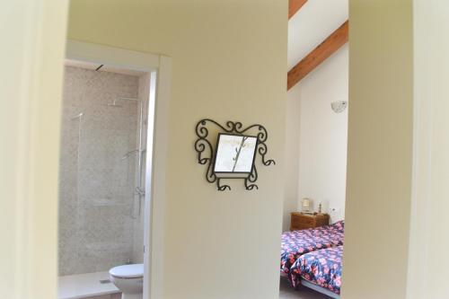 a bathroom with a bed and a mirror on the wall at Casa Bienvenida - La Fallera in Carcagente