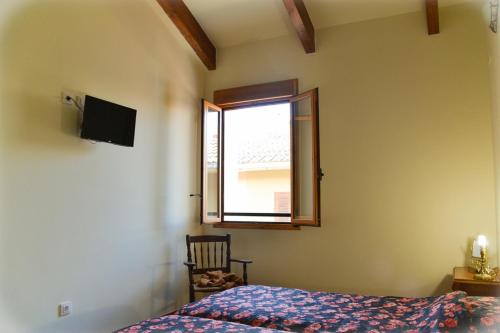 a bedroom with a bed and a window at Casa Bienvenida - La Fallera in Carcagente