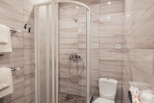 La salle de bains est pourvue d'une douche et de toilettes. dans l'établissement Drive Club, à Bondari