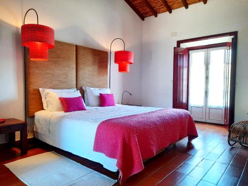 1 dormitorio con 1 cama grande con almohadas rosas en Naturarte Campo - Duna Parque Group, en São Luis