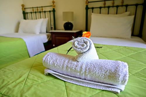 En eller flere senge i et værelse på Erato villa