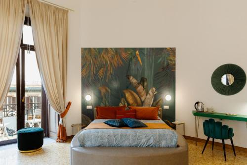una camera da letto con un letto e un dipinto sul muro di La Lepre felice a Napoli